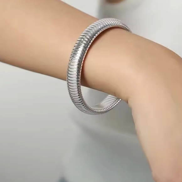 ◾️Silver Flexible Ribbed Designed Bracelet - Picture 14 of 16